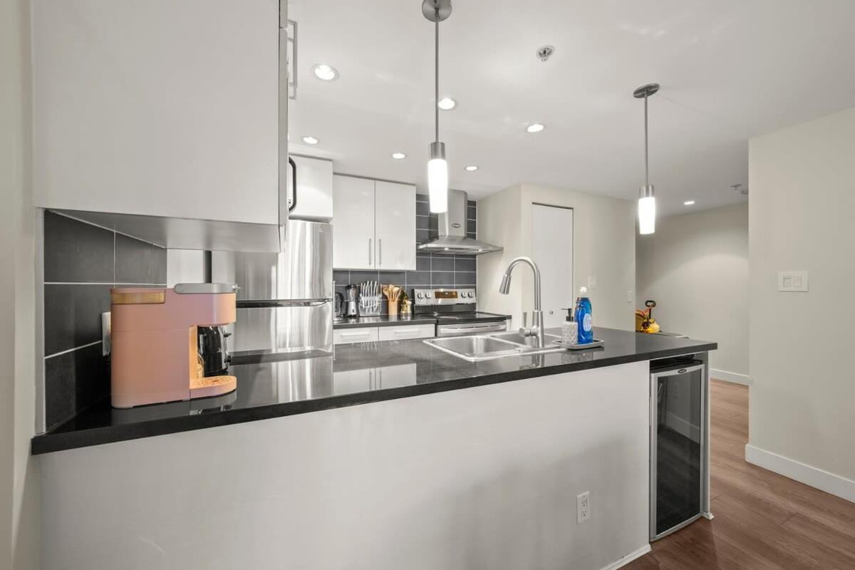 Dazzling Condo By Stadium Downtown With Free Parking Ванкувер Экстерьер фото